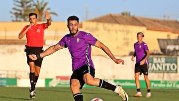 Jacobo Gonzalez en el momento de golpear el balón.