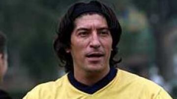 <B>CON LA CAMISETA DEL AMERICA DE MÉXICO. </B>Zamorano es todo un trotamundos del fútbol, ha jugado en Suiza, en España, en Italia y en México, y ahora quiere acabar su carrera en su Chile natal.