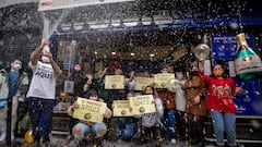 MADRID, SPAIN - DECEMBER 22: 'Doña Manolita' lottery shop owners and employees celebrate after selling the winning ticket number of Spain's Christmas lottery named 'El Gordo' (The Fat One) during the second wave of the COVID-19 pandemic on December 22, 2020 in Madrid, Spain. This year's winning number is 72897, with a total of 4 million euros for the top prize to be shared between ten ticket holders. Due to the coronavirus pandemic spectators are not allowed in the theatre this year and the event maintains all sanitary measures. (Photo by Pablo Blazquez Dominguez/Getty Images)