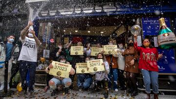 MADRID, SPAIN - DECEMBER 22: 'Doña Manolita' lottery shop owners and employees celebrate after selling the winning ticket number of Spain's Christmas lottery named 'El Gordo' (The Fat One) during the second wave of the COVID-19 pandemic on December 22, 2020 in Madrid, Spain. This year's winning number is 72897, with a total of 4 million euros for the top prize to be shared between ten ticket holders. Due to the coronavirus pandemic spectators are not allowed in the theatre this year and the event maintains all sanitary measures. (Photo by Pablo Blazquez Dominguez/Getty Images)