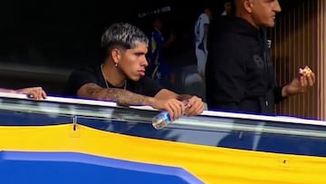 Carlos Palacios aparece en La Bombonera y así reaccionan los comentaristas en la transmisión