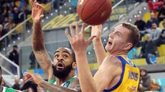 GRAF7080. LAS PALMAS DE GRAN CANARIA. 07/02/2018.- El pivot let&oacute;n del Herbalife Gran Canaria Anzejs Pasecniks (d) intenta superar al alero estadounidense del Darussafaka Istambul Stanton Kidd durante el partido de la Eurocup que ambos equipos dispu