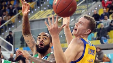 GRAF7080. LAS PALMAS DE GRAN CANARIA. 07/02/2018.- El pivot let&oacute;n del Herbalife Gran Canaria Anzejs Pasecniks (d) intenta superar al alero estadounidense del Darussafaka Istambul Stanton Kidd durante el partido de la Eurocup que ambos equipos dispu