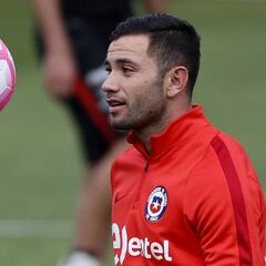 Eugenio Mena y Alfonso Parot serán las novedades de la Roja