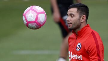 Eugenio Mena y Alfonso Parot serán las novedades de la Roja