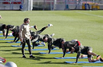 El "Profe" Ortega supervisa el entrenamiento físico del grupo. 