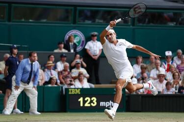 Federer and Kerber cruise into third round at Wimbledon