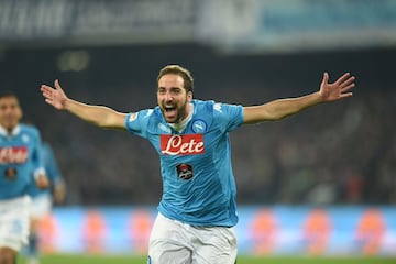 Tras siete temporadas en el club Merengue, en julio de 2013 fue transferido por 40 millones de euros al S. S. C. Napoli donde consiguió una Copa Italia y una Supercopa de Italia, además de ser dos veces «Supercannoniere» de liga. 