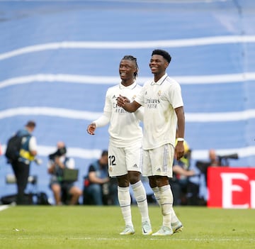 Camavinga y Tchouameni celebran la victoria del Real Madrid en el Clásico de Liga contra el Barcelona disputado en octubre de 2022 en el Bernabéu.