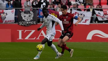 Juan Gutiérrez trata de frenar a Obeng en la cita ante el Albacete.