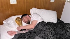 Messi durmió con la Copa de campeón del mundo.