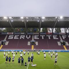 Ginebra espera entre montañas