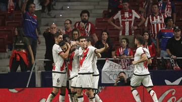 Los jugadores del Rayo celebran el 1-1 anotado por Falcao.