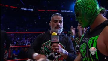 Momento en que Dr. Wagner Jr. se quita la máscara en Triplemnaía XXV