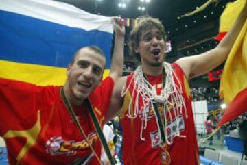 El 3 de septiembre de 2006 la Selección Española hizo historia al ganar por primera vez el oro en un Mundial de Baloncesto en Japón. La final fue contra Grecia.
Sergio Rodríguez y Marc Gasol.