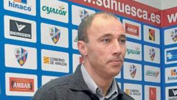 <b>CUMPLIÓ SU PROMESA. </b>El míster gaditano invitó a un aperitivo a los medios de comunicación tras haber llegado tarde a una de las ruedas de prensa habituales. Se aprovechó para brindar por un gran final de temporada.