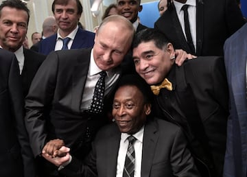  El presidente de Rusia Vladimir Putin, Pelé y Diego Maradona posan antes del Sorteo de la Copa Mundial de la FIFA 2018 