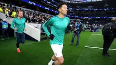 Son saliendo a calentar en el Tottenham Hotspur Stadium.