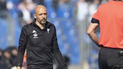 Miguel Cardoso pide explicaciones al cuarto &aacute;rbitro durante el partido entre el Getafe y el Celta. 