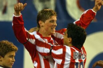 Torres celebra con Ibagaza un gol al Espanyol. 