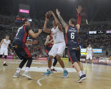 Edy Tavares con el balón. 