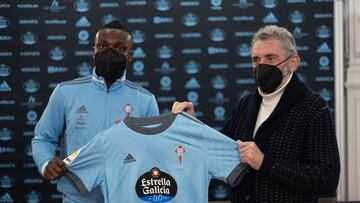 Joseph Aidoo posa junto a Carlos Mouri&ntilde;o con la camiseta del Celta.