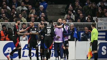 Rayan Cherki celebra con sus compañeros tras marcar el segundo gol del Lyon durante el partido de la Ligue 1 francesa entre el AJ Auxerre y el Olympique Lyonnais (OL) en el Stade de l'Abbé-Deschamps en Auxerre.