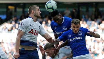 Yerry Mina durante el partido entre Tottenham y Everton por Premier League.