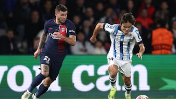 Real Sociedad's Japanese forward #14 Takefusa Kubo runs with the ball next to Paris Saint-Germain's French defender #21 Lucas Hernandez (L) during the UEFA Champions League round of 16 first leg football match between Paris Saint-Germain (PSG) and Real Sociedad at the Parc des Princes Stadium in Paris, on February 14, 2024. (Photo by FRANCK FIFE / AFP)