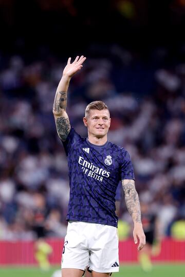 Toni Kroos, recibe el reconocimiento de los jugadores de ambos equipos y aficionados en el estadio Santiago Bernabéu.