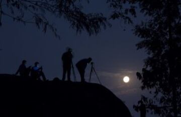 La superluna en la ciudad india de Gauhati.