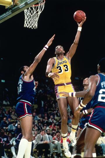 Puede que sea el mejor jugador de la historia, puede que sea el segundo. O el tercero. Da igual. La cuestión es que Kareem y su gancho indefendible (el sky hook) son otro icono inseparable de los Lakers, donde ganó cinco de sus seis anillos, uno de sus dos MVP de Finales, tres de los seis que tiene de Regular Season, disputó 13 de sus 19 all star... Aunque jugó hasta los 41, promedió de amarillo y morado 22,1 puntos y 9,4 rebotes.