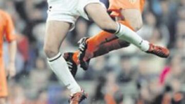 Raúl salta con Albelda en un balón dividido