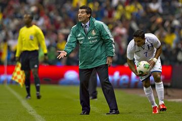 El inicio de la eliminatoria dio un aviso de lo que vendría: empate a 0 contra Jamaica en el Estadio Azteca. Después, igualadas en Honduras (2-2) y ante EEUU en el Coloso de Santa Úrsula (0-0). El triunfo en Jamaica fue pírrico (1-0). Un nuevo resultado nulo en Panamá llenó el proceso del 'Chepo' de nerviosismo. La crisis se hizo patente en la Copa Confederaciones de 2013, en la que México no logró superar la fase de grupos. La Copa Oro de aquel año agregó más leña al fuego (eliminación en semifinales a manos de Panamá) y el segundo 'Aztecazo', asestado por Honduras el 6 de septiembre de 2013, sentenció al desgastado 'Chepo'. México estaba fuera del Mundial de Brasil a falta de dos partidos. Y, claro, otro proceso había quedado truncado; una tradición.