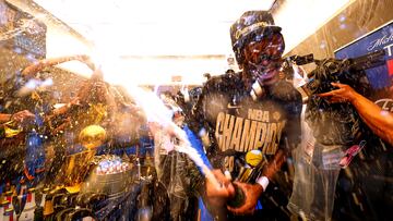 El base del Oklahoma City Thunder, Shai Gilgeous-Alexander, celebra con sus compañeros en el vestuario tras ganar el campeonato de baloncesto de la NBA en el séptimo partido contra los Indiana Pacers.
Associated Press/LaPresse