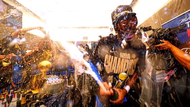 El base del Oklahoma City Thunder, Shai Gilgeous-Alexander, celebra con sus compañeros en el vestuario tras ganar el campeonato de baloncesto de la NBA en el séptimo partido contra los Indiana Pacers.
Associated Press/LaPresse