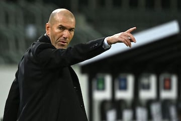 Zidane da instrucciones en un partido del Madrid.