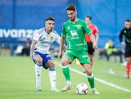 Andrés Martín protege el balón ante Tasende.