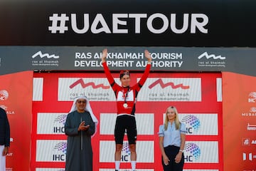 Pogacar, con el maillot rojo de lder, en el podio del UAE Tour.