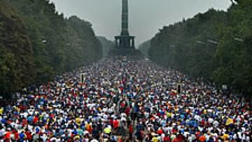 <b>MULTITUD</B>. 41.000 corredores se han dado cita en el ya tradicional Maratón de Berlín.