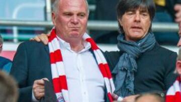 Hoeness, con L&ouml;w, el pasado 11 de abril en el Allianz Arena.
 