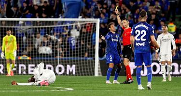 Tras una acción con Luis Milla, el futbolista francés tuvo que abandonar el terreno de juego. En la imagen, el árbitro Sánchez Martínez muestra la cartulina amarilla al jugador azulón.