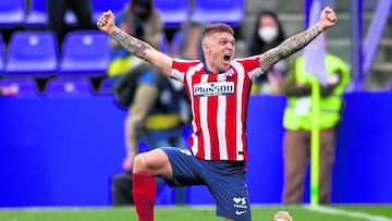 Kieran Trippier celebra el t&iacute;tulo de Liga del Atl&eacute;tico.