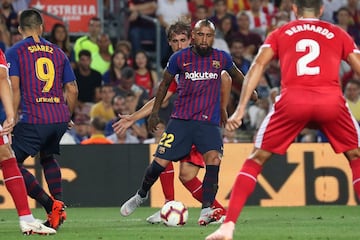 El chileno jugó desde la partida ante Girona, aportó con una asistencia en el gol de Lionel Messi, pero fue reemplazado en el complemento. El duelo terminó 2-2.