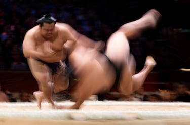 Churanoumi da la vuelta a Shodai durante el primer día del Gran Torneo de Sumo en el Royal Albert Hall.