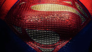 Primeras imágenes oficiales y filtradas de Supergirl en The Flash: así luce Sasha Calle con el traje