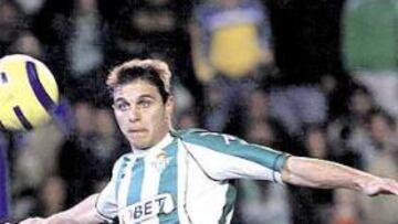 <b>FIEL. </b>Salva trata de controlar un balón en un partido del Málaga esta temporada.