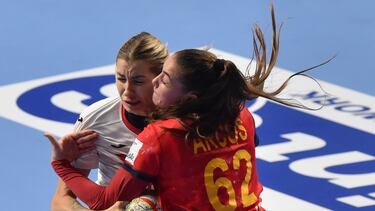 La polaca Aleksandra Rosiak y la española Paula Arcos, durante el Polonia-España del Europeo en Podgorica.