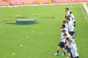 Corinthians entrenó en la tarde del martes en El Campín, bajo una permanente lluvia.  El equipo brasileño hizo trabajo defensivo en los cobros de pelota parada, previo al partido frente a Santa Fe del miércoles.