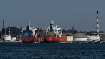 Foto de archivo de los barcos atracados en el muelle de la refinería de petróleo Nico López en la bahía de La Habana, Cuba, el 25 de febrero de 2026.
